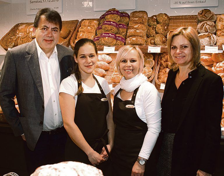 Hatten Grund zum Feiern: Geschäftsführer Egon Haag mit Filialleiterin Carmen Ender, Sabine Schöpf und Monika Haag. Fotos: Franc
