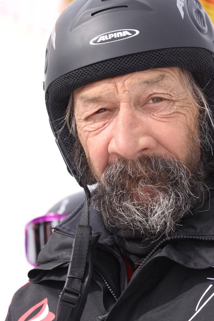 Heinz Netzer ist einer von mehreren Hundert ehrenamtlichen Helfern, die bei den Weltcup-Bewerben am Hochjoch im Einsatz sind. Foto: Schairer