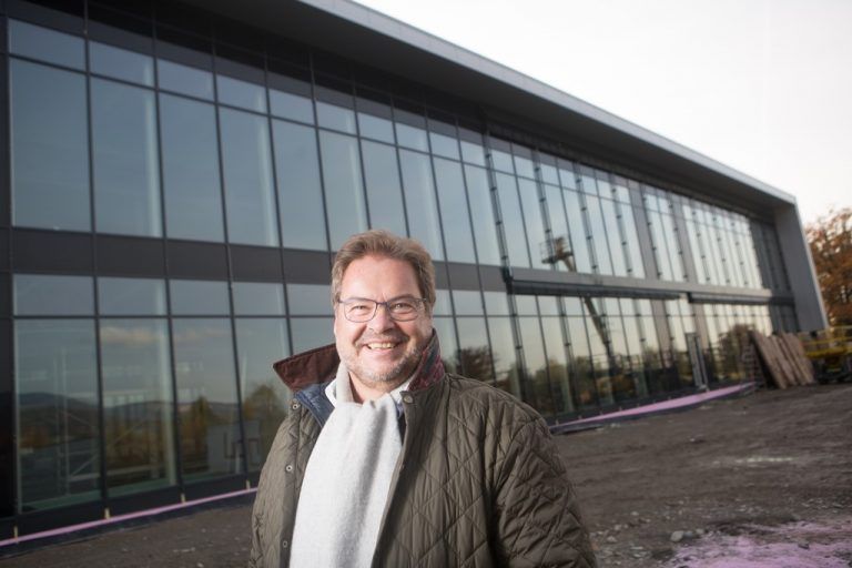 Heinz Westhoff bei der Firstfeier vor dem neuen Firmengebäude von Sonderhoff in Dornbirn. Foto: Hartinger