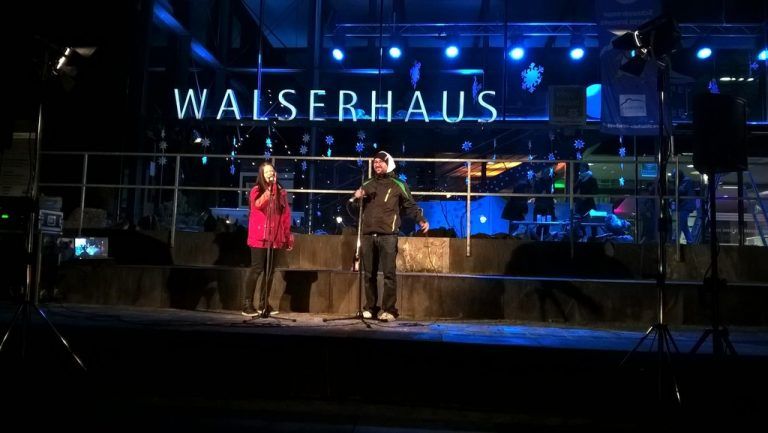 Hello . . . Jugendkultur
            
              Hello . . . Eventteam – Verein der Jugend e.V.
            Ziel des Vereins ist es, die Jugendkulturen im Kleinwalsertal zu beleben und das Gemeinschaftsgefühl zu stärken. Die Veranstaltungspalette ist breit – vom Nachtflohmarkt über Knigge-Seminar bis zu Konzerten. Nach der ersten Veranstaltung „Hello . . . Winter-Party“ konnten 700 Euro für einen wohltätigen Zweck übergeben werden.