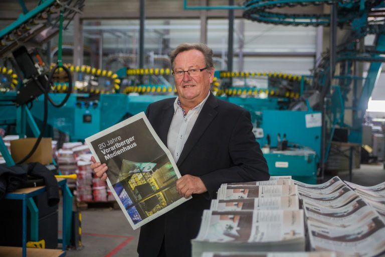 Herbert Hager hat sich die druckfrische Beilage zum Medienhaus-Jubiläum schon gesichert. Foto: vn/steurer