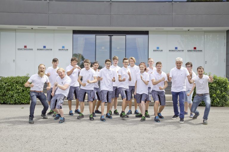 Heron 13 neue Lehrlinge starten ihre Lehre in der Innovationsfactory in Dornbirn. Damit bildet die Heron Gruppe in den drei Unternehmen Robotunits, Heron CNC-Technik und Servus Intralogistics 29 zukünftige Techniker aus. Viel Wert wird dabei auf die Förderung individueller Fähigkeiten gelegt.