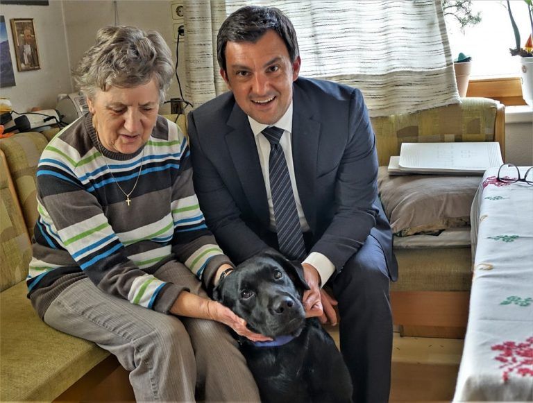 Herta Gächter mit Martin Staudinger vom Sozialministeriumservice und mit Assistenzhund „Tornado“, der ihr eine große Stütze ist.Gerda kondert