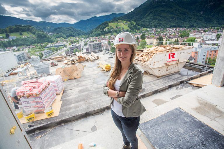 Hier sollen bald Helis landen: Patricia Müller gibt ihr Bestes, damit der Zeitplan eingehalten wird. VN/PS