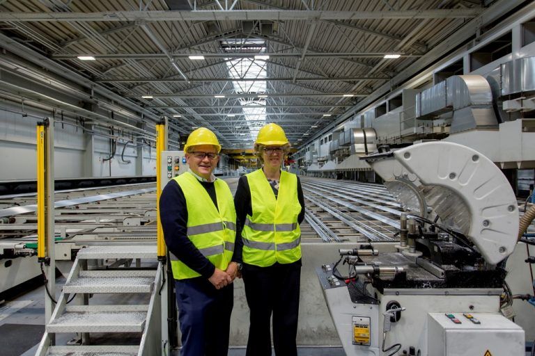 Hilde Merete Aasheim und John Thuestad vom europäischen Hydro-Topmanagement.