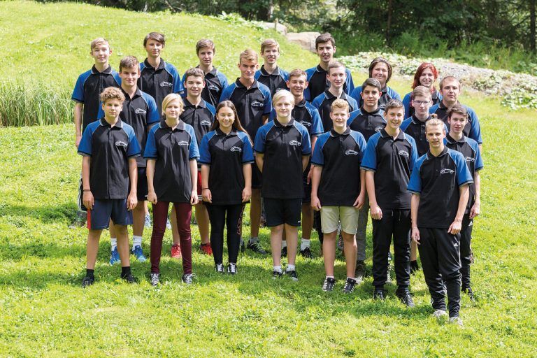 Hirschmann Automotive Dieses Jahr starteten 23 neue Lehrlinge in einen neuen Lebensabschnitt. Ausgebildet werden die Mädchen und Jungs in den Berufen Werkzeugbautechnik, Maschinenbautechnik, Kunststofftechnik, Elektrotechnik, Speditionskaufmann/frau, IT-Technik, Bürokaufmann/frau und Betriebslogistik.