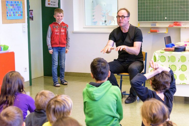 Höflichkeit will in heutigen Zeiten gelernt sein. Pantomime Thiemo Dalpra macht das auf seine Art und Weise. VN/Stiplovsek