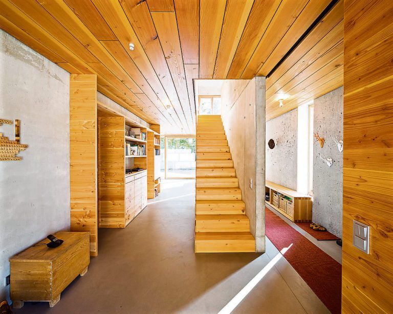 Holz und Sichtbeton sind im Inneren die dominierenden Materialien. Der Grundriss ist großzügig offen, die hölzernen Einbauten inklusive der in das Obergeschoß führenden Stiege haben die Bauherren selbst gebaut.
