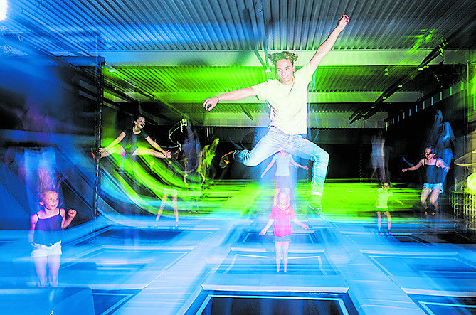 hüpfen vor freude im großen Trampolinpark Rorschach 
            Auspowern bis zum Umfallen! Adrenalin tanken! Glückshormone sammeln! Egal ob jung oder alt, im Trampolinpark Rorschach kommt jeder ab sechs Jahren auf seine Kosten. 250 Quadratmeter Trampolinfelder mit Jump-Bag, 23 Einzelfelder, Schräg-Trampoline und Tumbling-Lane warten auf hüpffreudige Besucher. Unerschrockene Gleichgewichtskünstler wagen sich in den Parkour-Bereich mit Airtrick-Matte, Boulderwand und Himmelsleiter. Spaß pur für Klein und Groß bietet eine Fahrt mit den Bumber-Cars. Und wen nach so viel Action der Hunger oder Durst überkommt, der kann sich im Bistro stärken.