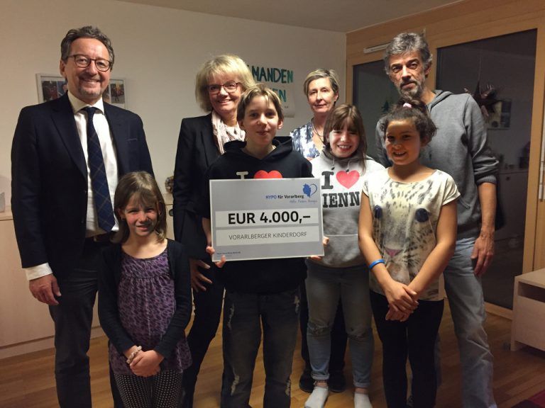 Hypo Die Hypo Vorarlberg verzichtet seit einigen Jahren auf Weihnachtsgeschenke. Stattdessen unterstützt sie Menschen in Not und soziale Institutionen wie das Vorarlberger Kinderdorf, das eine Spende in Höhe von 4000 Euro erhalten hat.