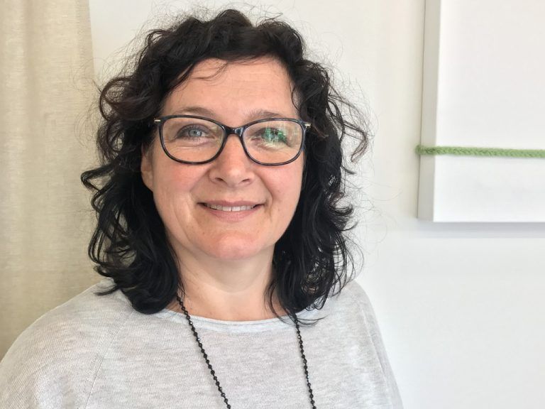 Ich arbeite in einem wunderschön dekorierten Geschäft und kann außerdem sehr kreativ sein. Außerdem mag ich es, die Wünsche und Ideen unserer Kunden bestmöglich zu erfüllen. Cornelia Ender, Verkauf