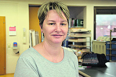 Ich arbeite seit 1991 hier und schätze die Familienfreundlichkeit. Auch die Flexibilität kam mir entgegen, vor allem als mein Kind noch kleiner war. Außerdem arbeite ich sehr gerne mit Stoffen. Rosemarie Brandner, Zuschnitt