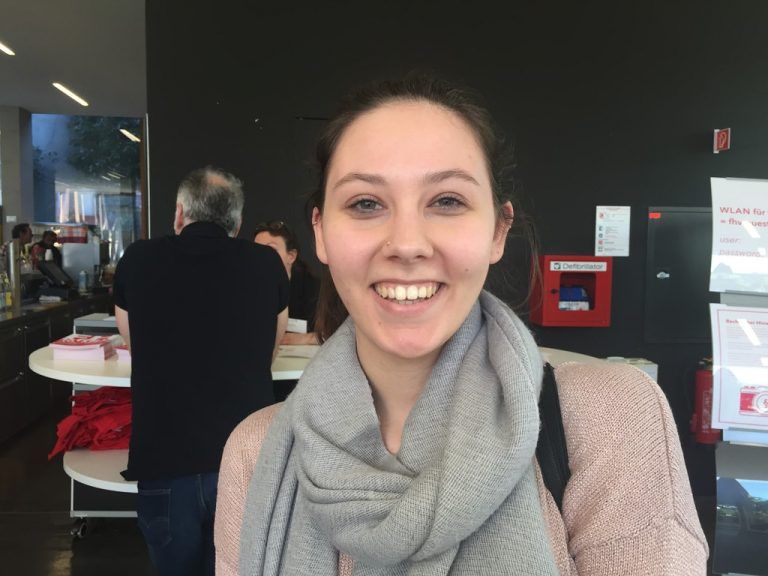 „Ich bin im Jahr vor der Matura und informiere mich hier an der FH, was ich machen könnte. Derzeit weiß ich nämlich noch gar nicht, in welche Richtung ich später gehen möchte.“
               Marina Spitaler, 18, Fußach