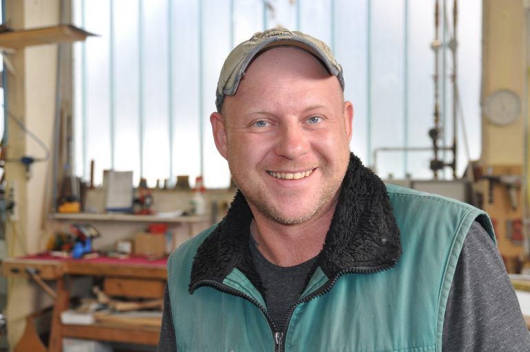 Ich bin selbst ein leidenschaftlicher Segler und mache auch bei Regatten mit. Ich arbeite seit meiner Lehre hier. Gebhard Leissing, Bootsbauer