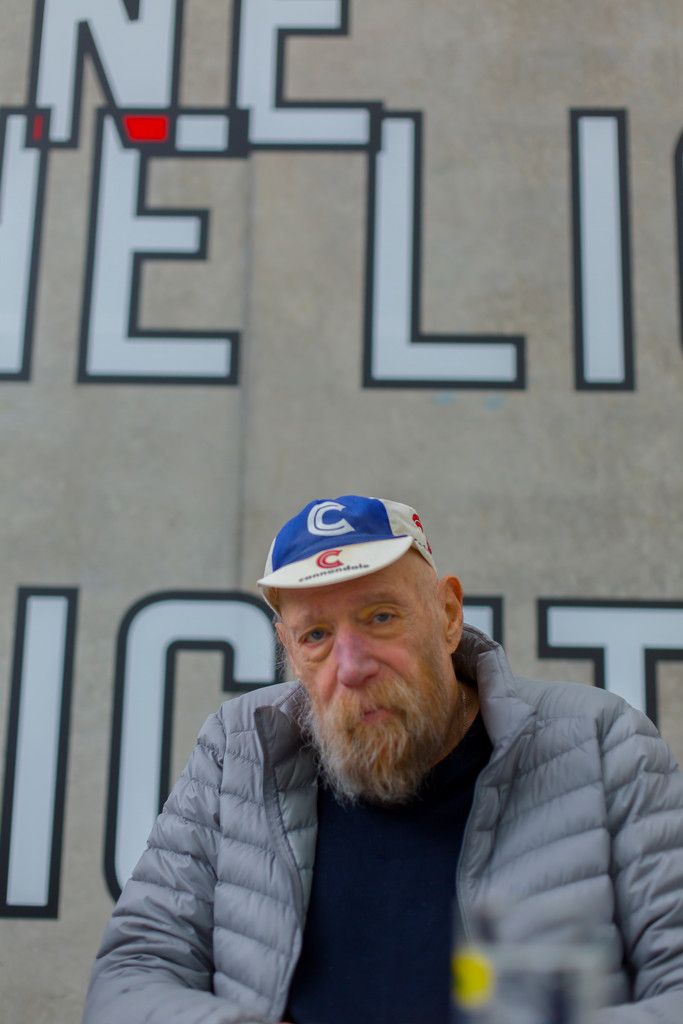 Ich glaube, dass man von einem Ort lernen kann, ich glaube auch, dass in gewisser Weise alle Orte gleich sind. Aber das hier ist ein wundervoller Ort, es ist also in gewisser Weise schon ein „Bregenz-Werk“.  
               Künstler Lawrence Weiner
