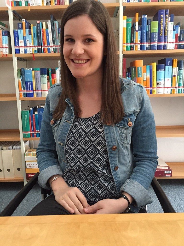 Ich habe mir nach der Matura verschiedene Bereiche angesehen. Dabei stellte ich fest, dass die Pflege enorm viele Arbeitsmöglichkeiten bietet. Die Praktika, die wir absolvieren, sind äußerst interessant. Auch die Weiterbildungsmöglichkeiten sind gut. Ich möchte nach dem Diplom in der Akutpflege anfangen, um Erfahrungen zu sammeln.
               Julia Summer (22)