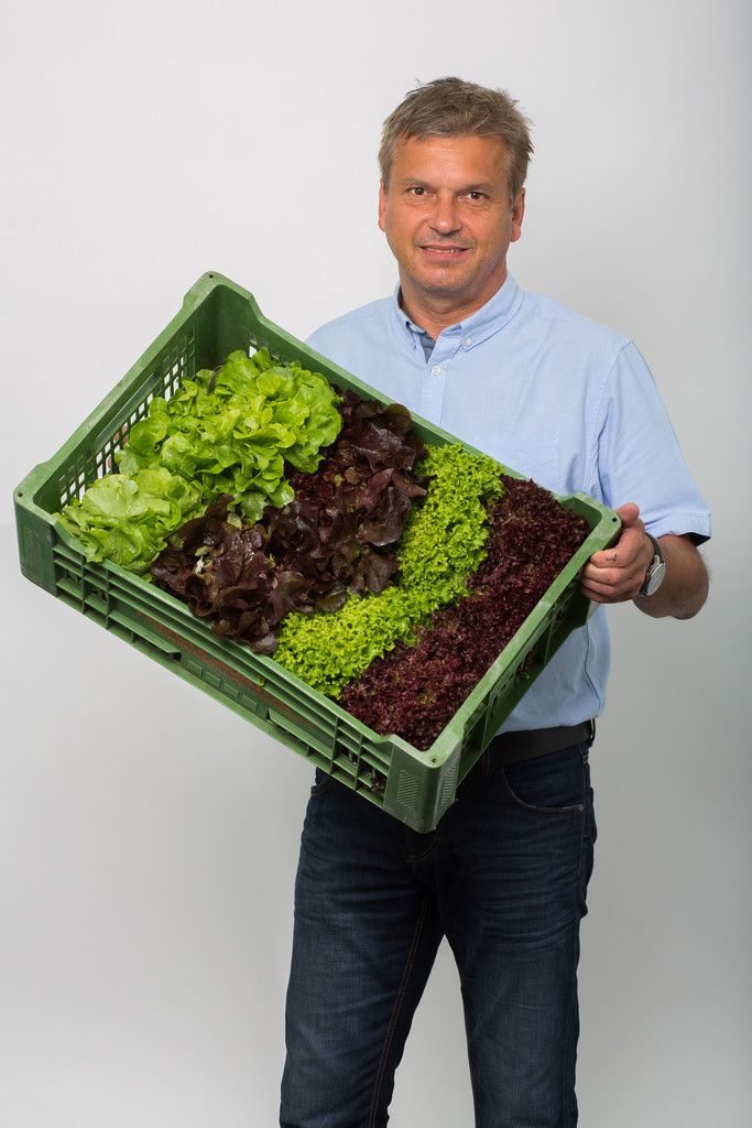 Ich lese die Studie gerade mit großem Interesse. Jetzt ist es wichtig, die Fakten und die Vorschläge zu diskutieren und dann mit Bedacht eine Folgeabschätzung zu treffen.
              Dietmar Brunner, Spar-Kaufmann, FG-Obmann Lebensmittelhandel