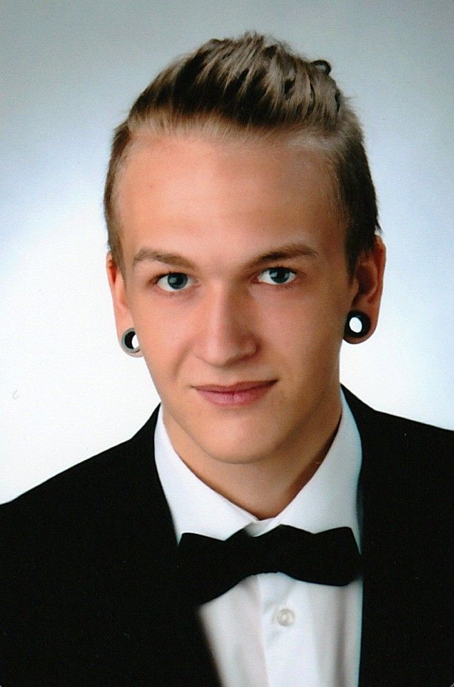 Ich verwende meine aha card beim Einkaufen von Sachen mit Altersbeschränkung oder wenn ich abends unterwegs bin. Meinen Reisepass würde ich hierfür ungern mitnehmen. Deshalb finde ich es wirklich bequem, die aha card einfach überall schnell griffbereit zu haben. Tobias Beiser, 19 Jahre, Rankweil