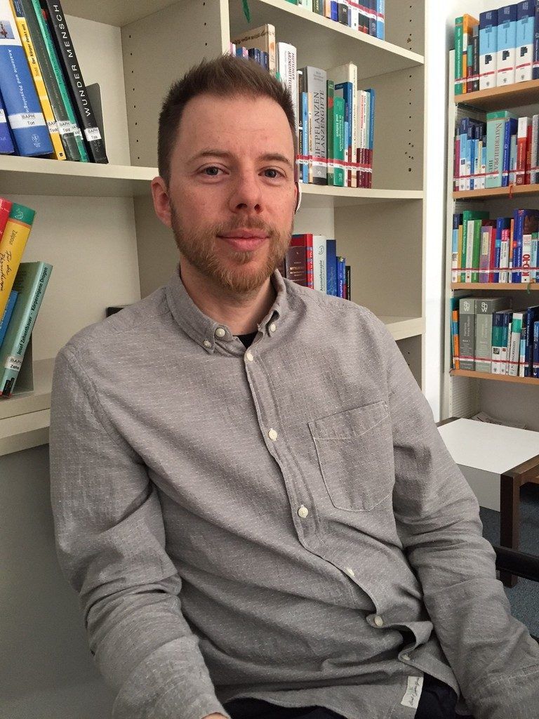 Ich war vorher in unterschiedlichsten Berufen unterwegs. Irgendwie war ich immer auf der Suche nach Abwechslung. In der Pflege habe ich genau diese gefunden. Auch die Nähe zu den Patienten auf der Krankenstation empfinde ich als etwas Besonderes. Für mich hat das Suchen jedenfalls ein Ende, bald habe ich das Diplom geschafft.
               Florian Marte (38)