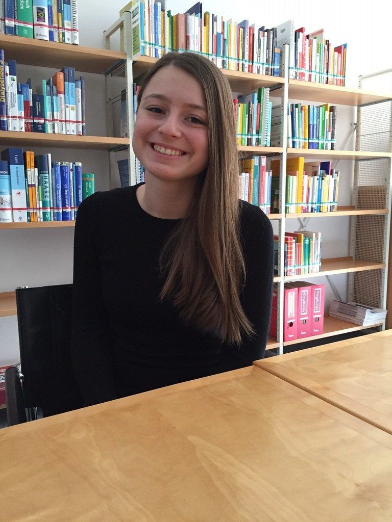 Ich wollte beruflich immer etwas mit Menschen tun. Ein Ferialjob im Krankenhaus hat dann Klarheit geschaffen. Nach Abschluss der Diplomausbildung möchte ich in die Akutpflege, um das Gelernte gleich anwenden zu können. Später könnte ich mir schon vorstellen, in ein Seniorenheim oder in die Hauskrankenpflege zu gehen.
               Annemarie Zottele (20)