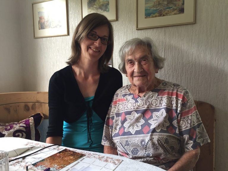 Ilse Cirtek mit ihrer Betreuerin Katja Gstach, die regelmäßig auch Hausbesuche macht. Die Frauen verstehen sich bestens.  Foto: vn/mm