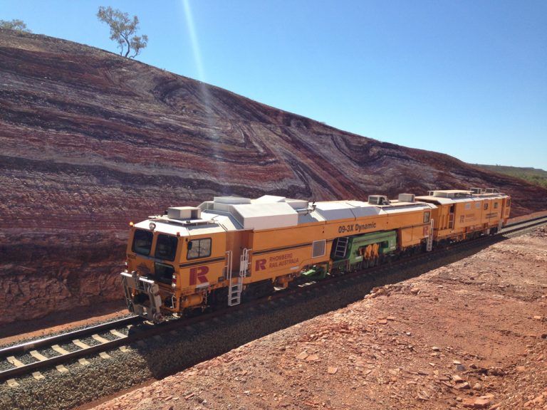 Im australischen Outback ein vertrautes Bild: ein Montagezug von Rhomberg Rail. RSRG