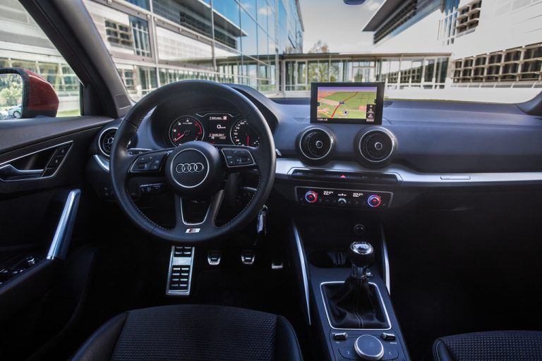 Im Cockpit herrscht Übersicht und Ästhetik vor.