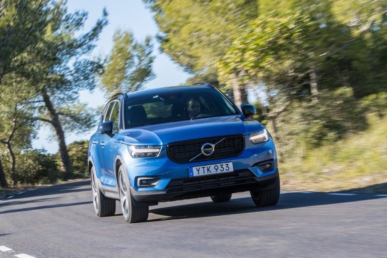 Im Frühjahr steht mit dem 4,43 Meter langen Kompakt-SUV XC40 ein völlig neues Modell von Volvo bei den Händlern. Es steht auf einer neuen Plattform und bildet den Anfang einer Modelloffensive kompakter Fahrzeuge. Im Laufe des Jahres feiert dann die nächste Generation der V60/S60-Baureihe Premiere.
