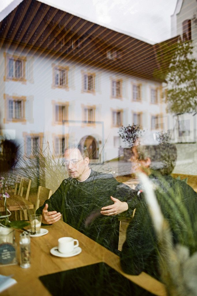 Im Gespräch mit Propst Kolumban Reichlin und Projektleiter Stefan Hiebeler aus dem Büro Hermann Kaufmann.