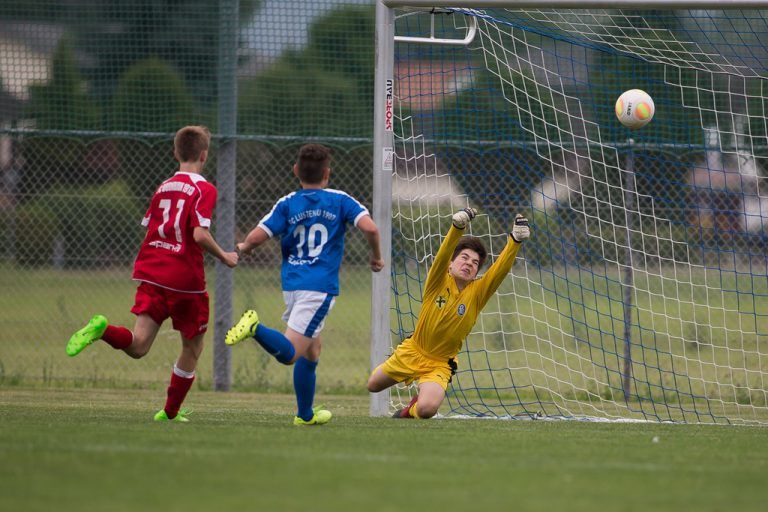 Im Gleichschritt auf das Tor zu. Für Paul Hämmerle im Tor der Lustenauer gab es da aber nicht mehr viel zu halten.