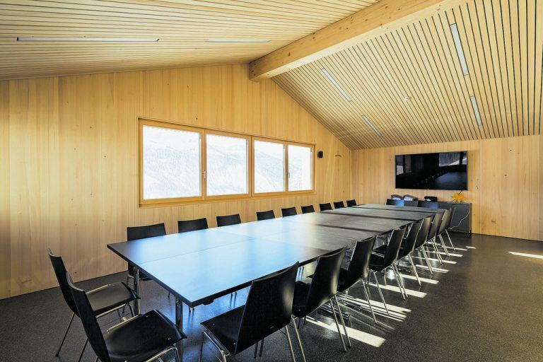 Im hellen Dachraum mit Blick nach Süden, Medien-infrastruktur vom Feinsten und flexiblem Mobiliar pflegen Bergretter Austausch und Weiterbildung.