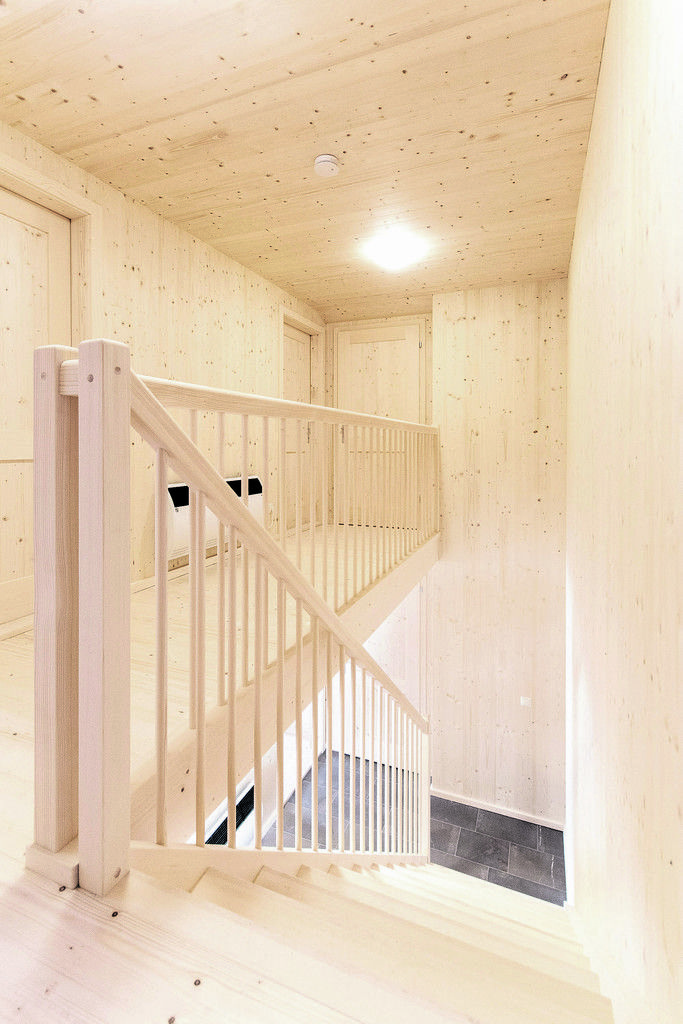 Im Innenausbau wurde auf jede Art von zusätzlicher Verkleidung verzichtet. Die Decken sind als Holzdielendecken ausgeführt, der Boden als Holzriemenboden. Stein gibt es dort, wo gröbere Verschmutzungen zu erwarten sind.