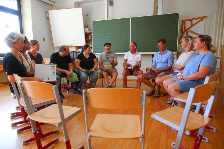 Im Juli versammelten sich mehrere Eltern an der Volksschule Hohenweiler, um ihre Sorgen kundzutun. VN/Hofmeister