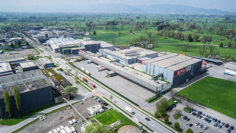 Im Lebensmittelhandel wurde Spar (Bild: Spar-Zentrale Dornbirn) zum sechsten Mal innert sieben Jahre Wachstumsführer. VN/Drohnenbild
