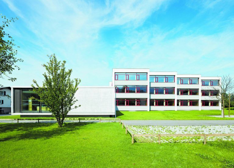 Im Rahmen der Sanierung wurden Schulgebäude und Turnhalle weitgehend auf das Konzept des ursprünglichen Baus von 1968 zurückgeführt.
