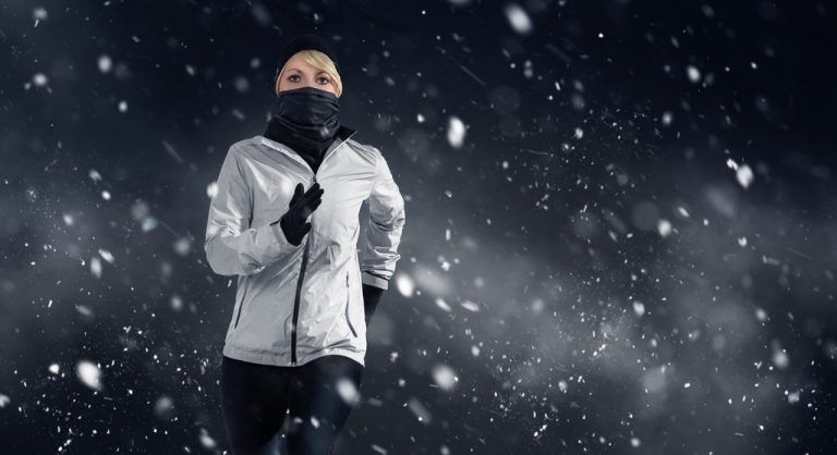 Im Schnee joggen ist nicht jedermanns Sache. Es gibt jedoch Alternativen, am Vorsatz, regelmäßig zu laufen, festzuhalten.