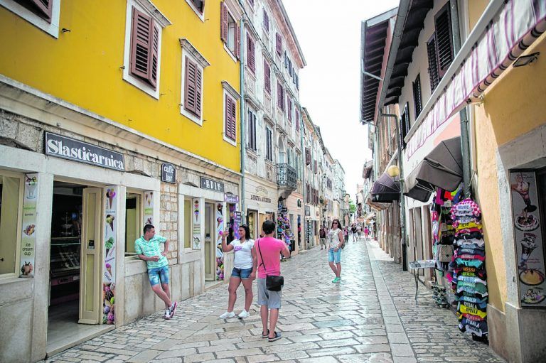 Im schönen Städtchen Porec finden Urlauber Abwechslung vom Strandurlaub.