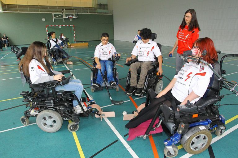 Im Schulheim Mäder erfahren die Kinder auch beim Sport engagierte Unterstützung von Fachpädagogen. Foto: VN/Hofmeister