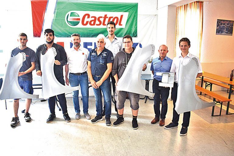 IM-Stv. W. Mennel (3. v. l.) mit Teilnehmern, Ausbildnern und Sponsoren des Karosserie-Wettbewerbs. WKV