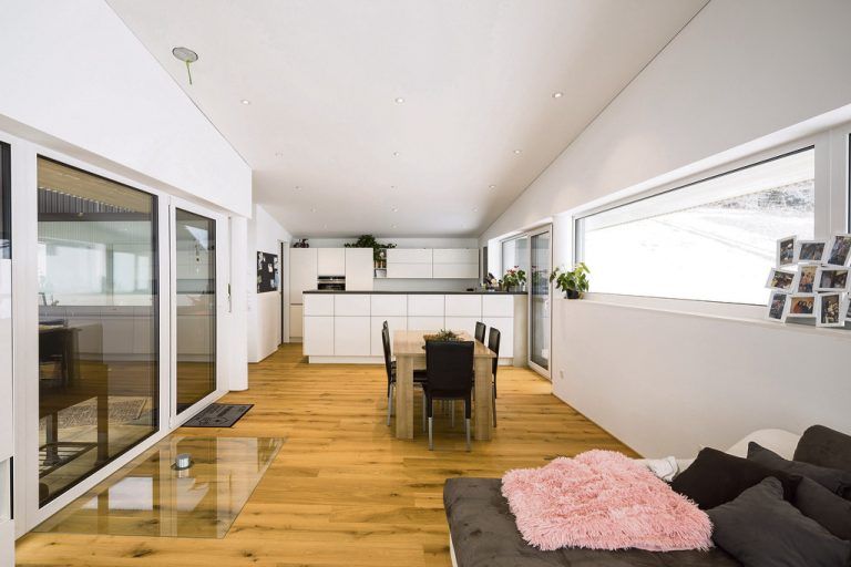 Im südöstlichen Flügel des Hauses reihen sich Kochen, Essen und Wohnen aneinander. Das ansteigende Dach, die Glasfront mit Panoramablick über das Rheintal und der Zugang auf die Terrasse vermitteln ein wirklich großzügiges Wohngefühl.