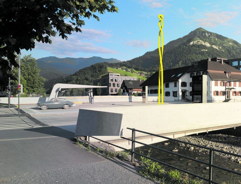 Im Zentrum der Dorbirner Sägerbrücke steht eine aus zwei ineinander verschlungenen gelben Stahlstelen gebildete Skulptur des Vorarlberger Bildhauers Hubert Lampert.