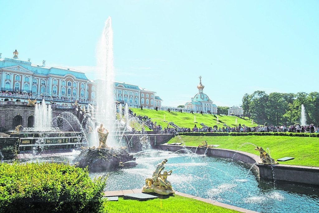 Sprühende Fontänen und glänzende Statuen