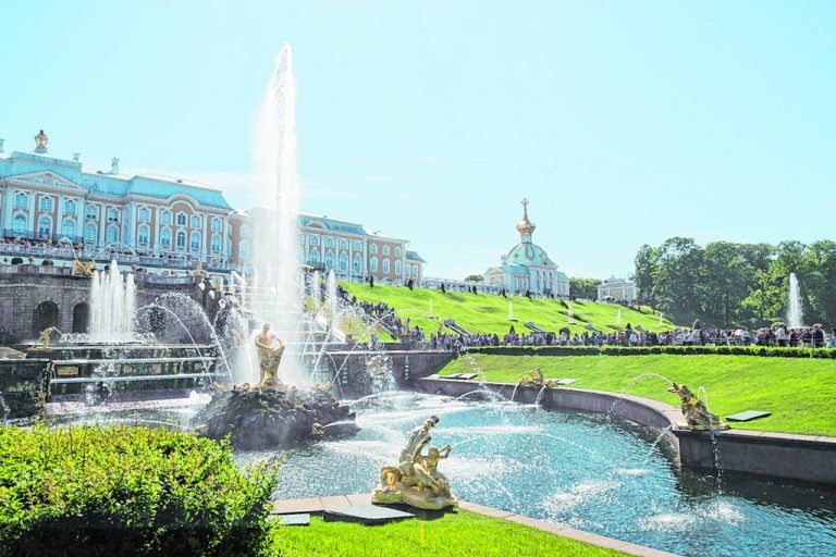 Immer um 11 Uhr werden die beeindruckenden Springbrunnen mit musikalischer Begleitung angestellt.