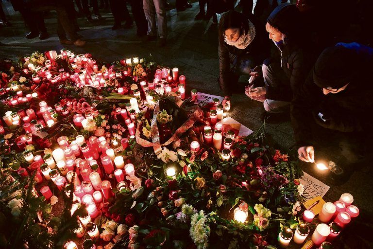 In der deutschen Hauptstadt herrscht nach der Bluttat Fassungslosigkeit. Trauernde legten am Tatort Blumen nieder und zündeten Kerzen an.