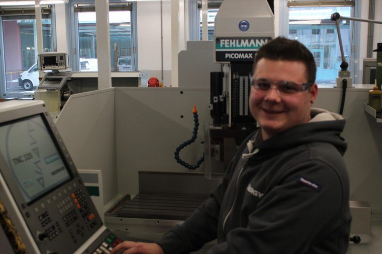 In der Lehrwerkstätte kann David Stoffels sein theoretisches Wissen optimal in die Praxis umsetzen. VN/HP