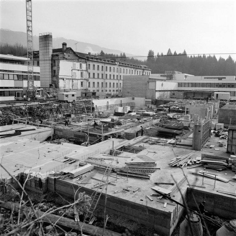 In der nächsten Bauetappe sollte auf dem Areal der ehemaligen Wohltätigkeitsanstalt ein Neubau entstehen. Dazu musste der „Türmlebau“ abgerissen werden. 1975 konnte mit den Bauarbeiten begonnen werden.