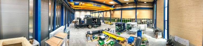 In der neuen Halle 5 am Hauptstandort Hard werden ab sofort die Künz Krane montiert. Eingeweiht wird sie am Samstag mit den Mitarbeitern. VN/Steurer