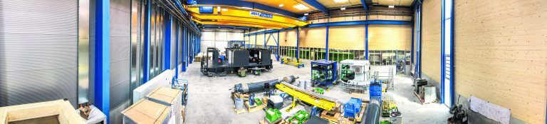 In der neuen Halle 5 am Hauptstandort Hard werden ab sofort die Künz Krane montiert. Eingeweiht wird sie am Samstag mit den Mitarbeitern. VN/Steurer