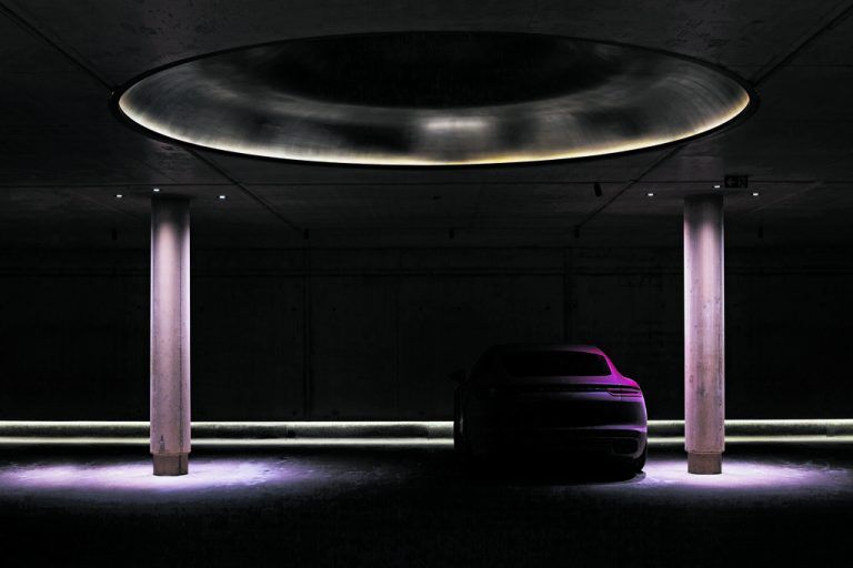 In der neuen, zweigeschoßigen Tiefgarage herrscht gestalterisch Purismus vor: Gußasphalt am Boden, Säulen, Decken und Wände aus Sichtbeton, indirekte Beleuchtung und ein präzises Fugenbild.