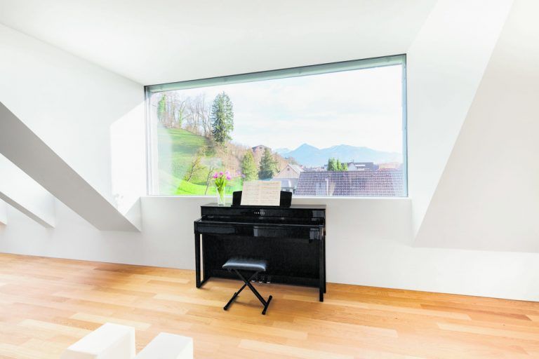 In der Raummitte wird man von einem großen Aussichtsfenster empfangen, das als großes, ungerahmtes Panorama das Dach öffnet.